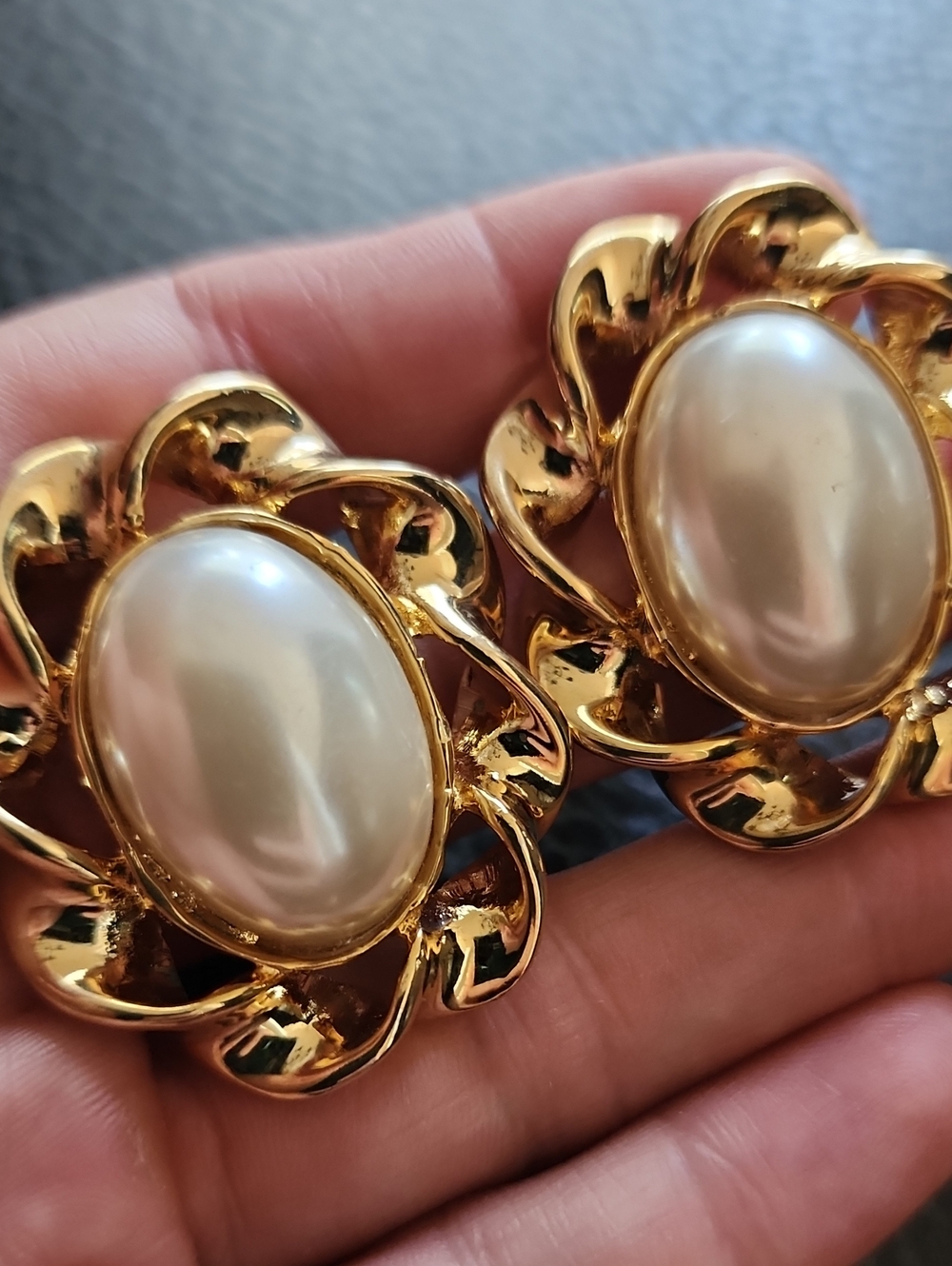 VTG Gold-Tone Pearl Oval Clip-On Earrings - Classic Pearl White
